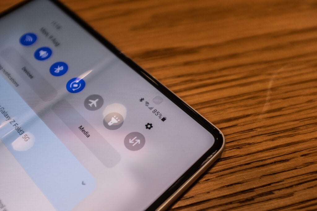 appareil photo intégré à l'écran samsung galaxy z fold 3
