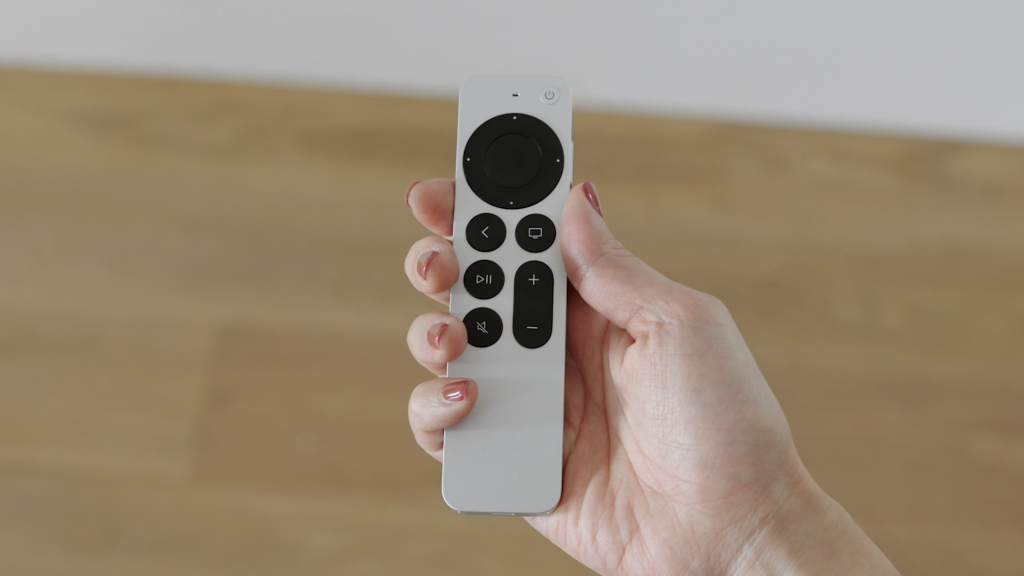 La nouvelle télécommande Apple SiriBox Apple TV noire et sa télécommande blanche à touches noires, le tout sur fond blanc