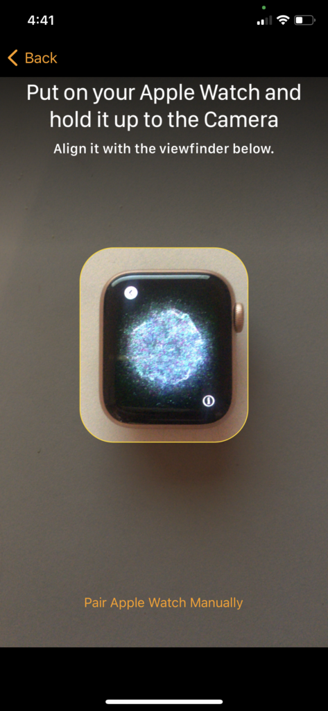 paire Apple Watch maintenez-la à l'appareil photo 2
