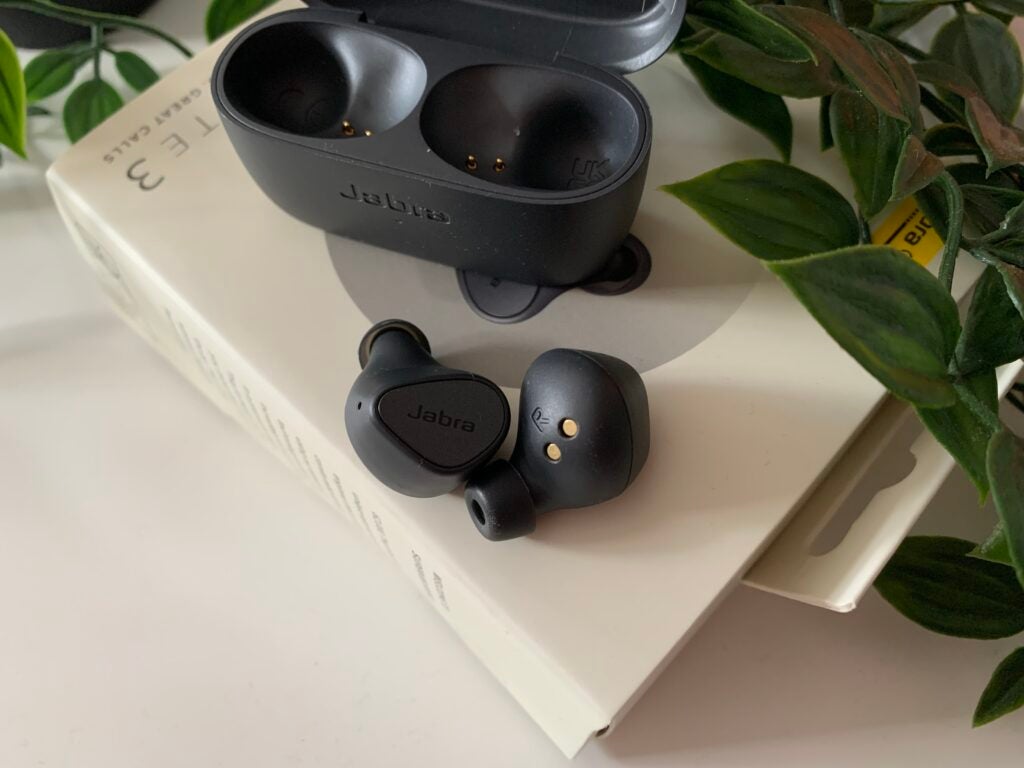 Jabra Elite 3 à l'arrière de l'écouteur