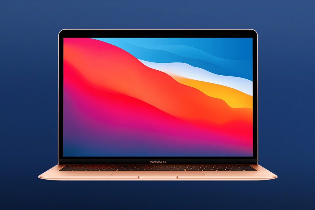 Un Macbook Air debout sur un fond bleu