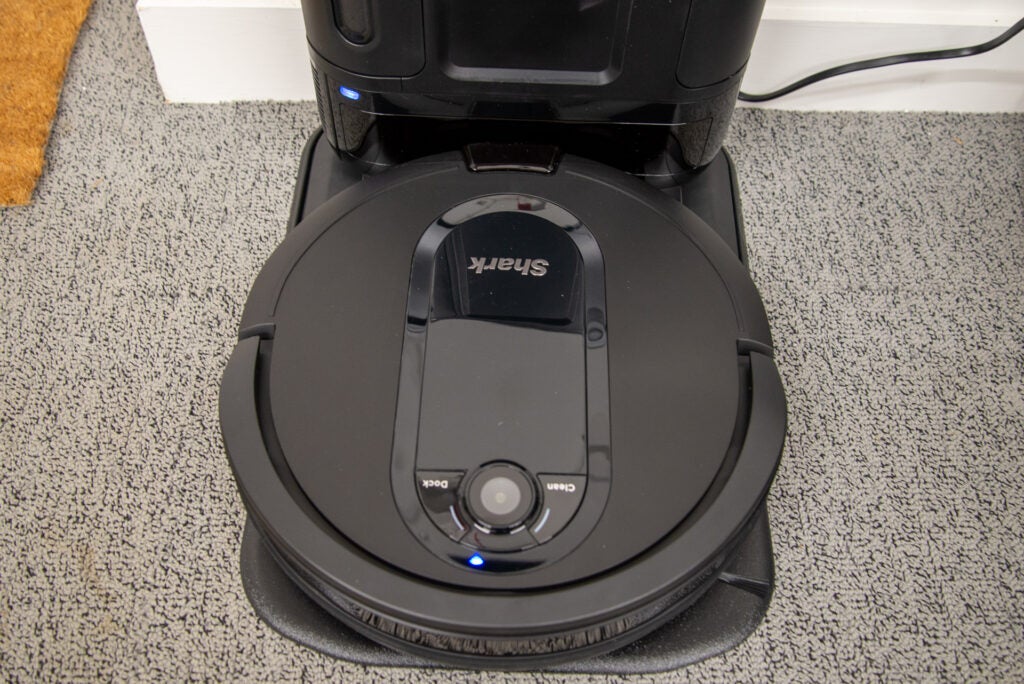 Aspirateur Shark IQ Robot XL R101AEW avec base auto-vidante sur la base