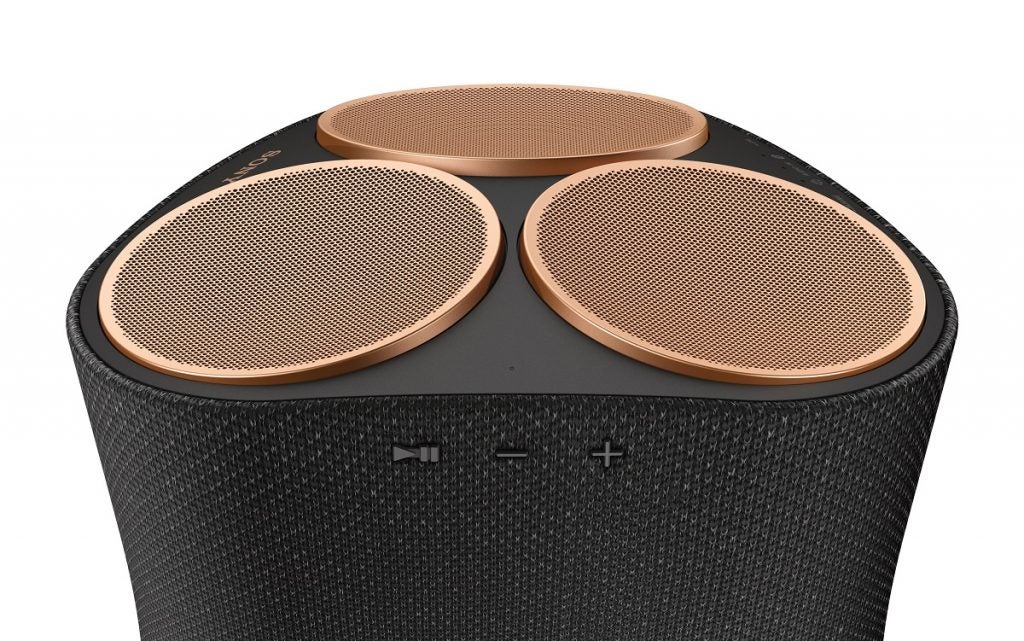 Un haut-parleur Sony SRS RA5000 noir et bronze sur fond blanc, trois plaques de haut-parleur en bronze sur le dessus et des boutons de commande sur la droite