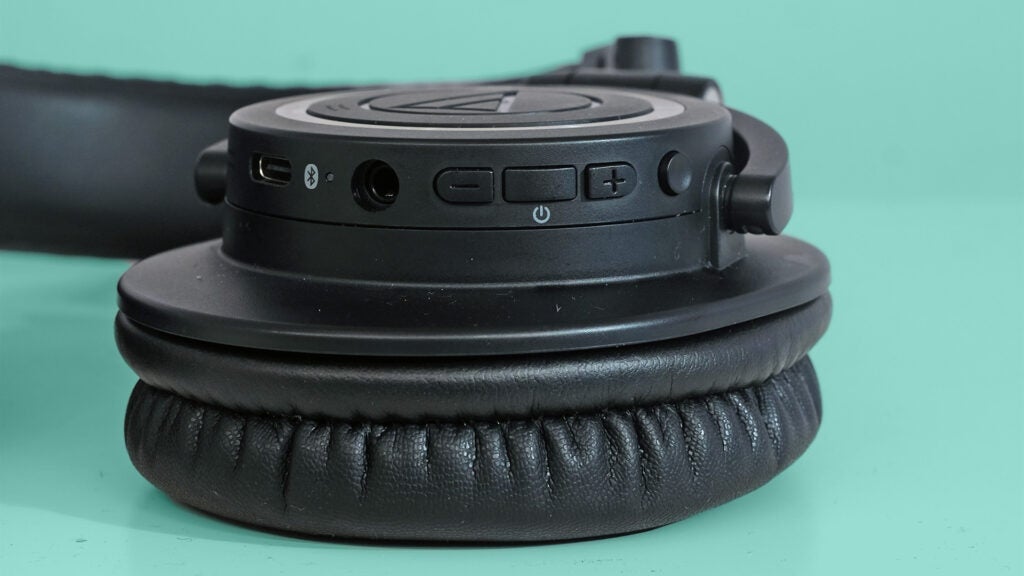 Commandes sur l'écouteur Audio-Technica ATH-M50xBT2