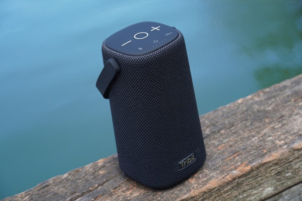 Tribit Stormbox Pro sur rebord