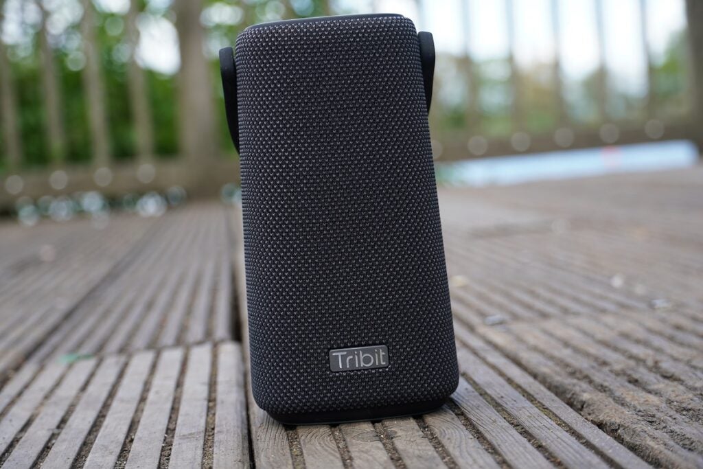 Tribit Stormbox Pro sur le pont dans le parc