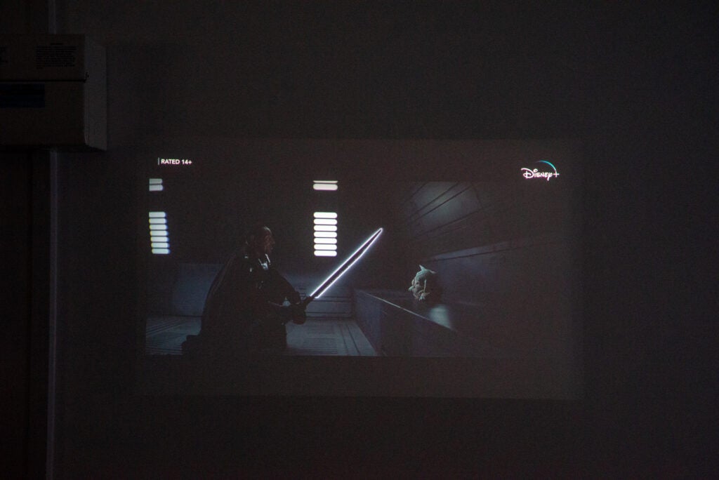Projecteur mobile Philips PicoPix MaxTV PPX720 INT scène sombre