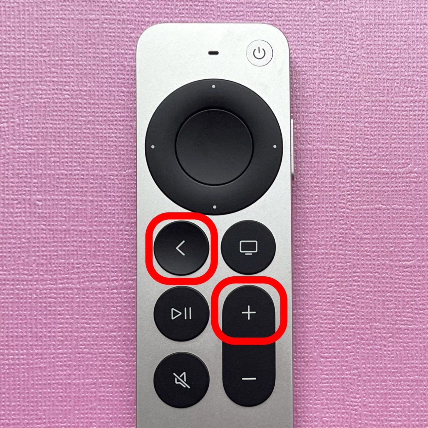 Maintenez enfoncés simultanément les boutons Retour et Augmenter le volume jusqu'à ce qu'une fenêtre contextuelle s'affiche sur l'écran de votre Apple TV.