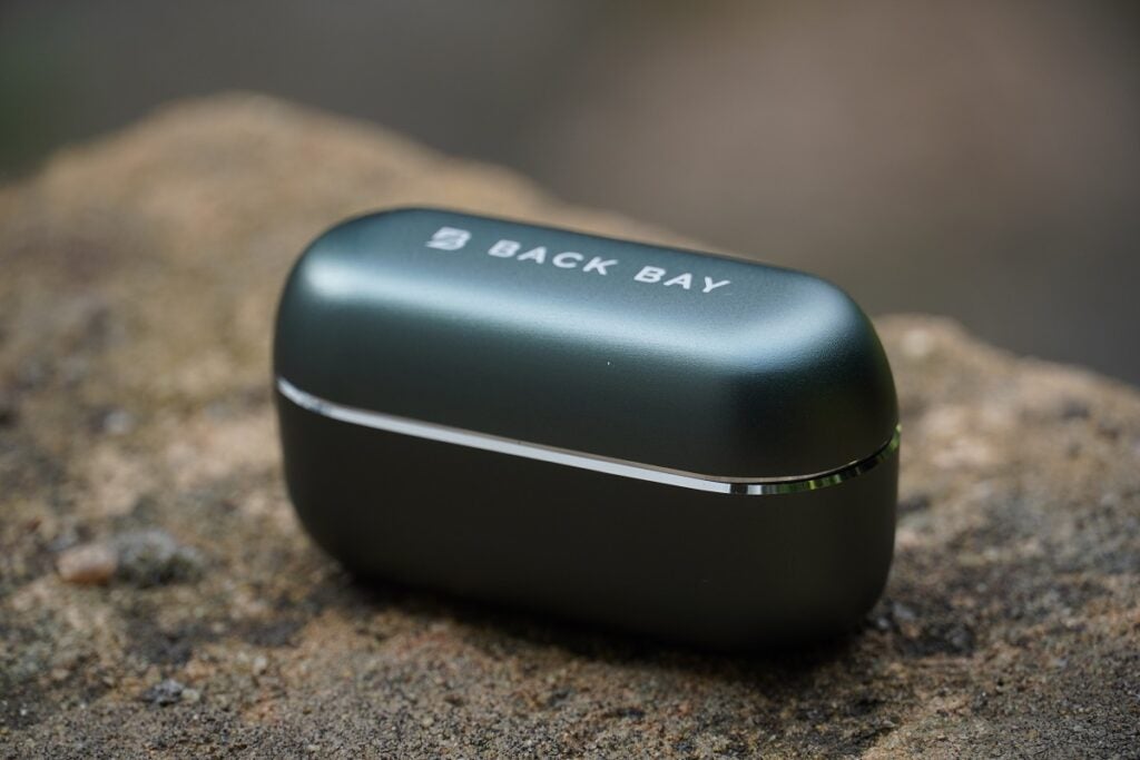 Boîtier de charge Back Bay Tempo 30 sur un rocher