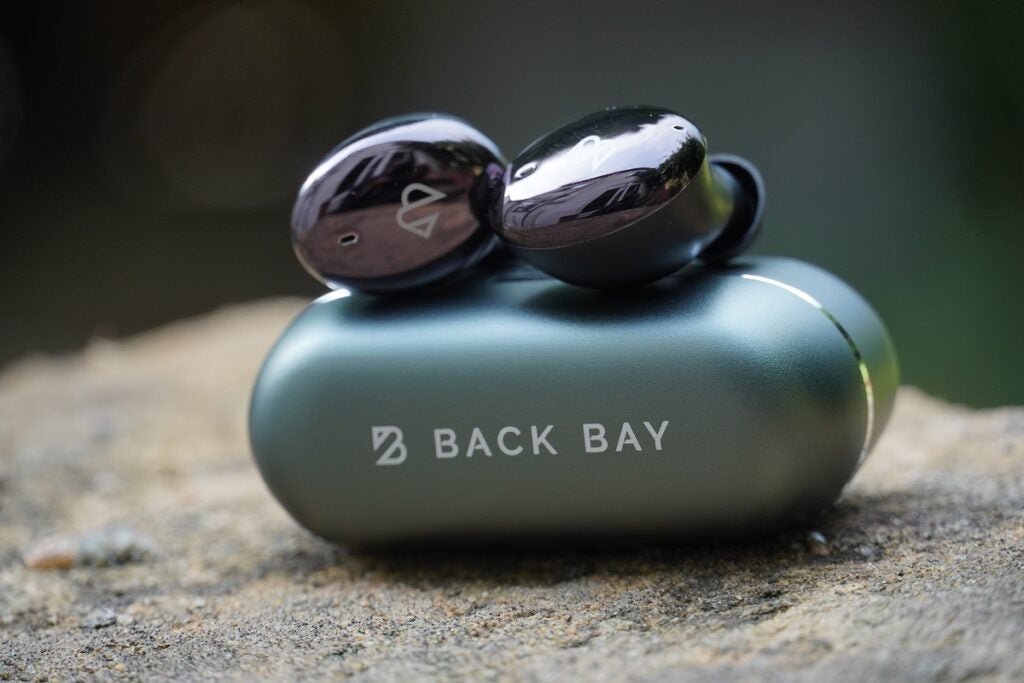 Écouteurs Back Bay Tempo 30 sur le boîtier de chargement