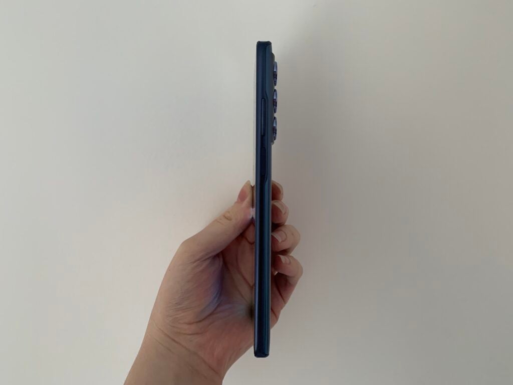 Vue latérale du Moto G200 5G