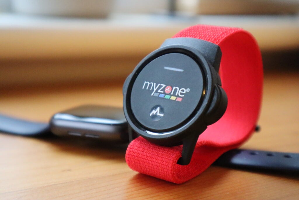 Le Myzone MZ-Switch était assis à côté de l'Apple Watch SE