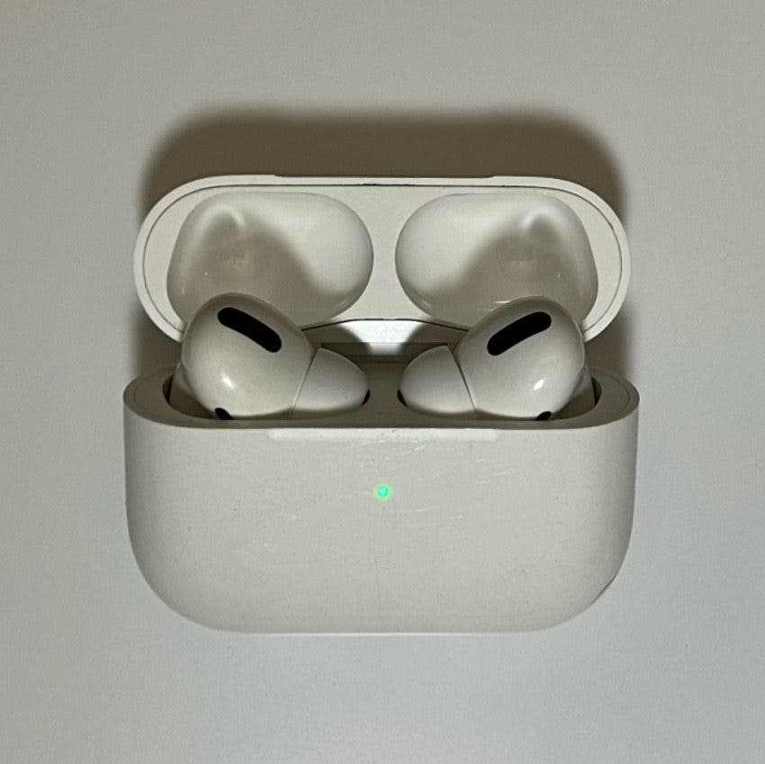Chargez les AirPods dans l'étui pendant 30 secondes - Airpods gauche pro sans son