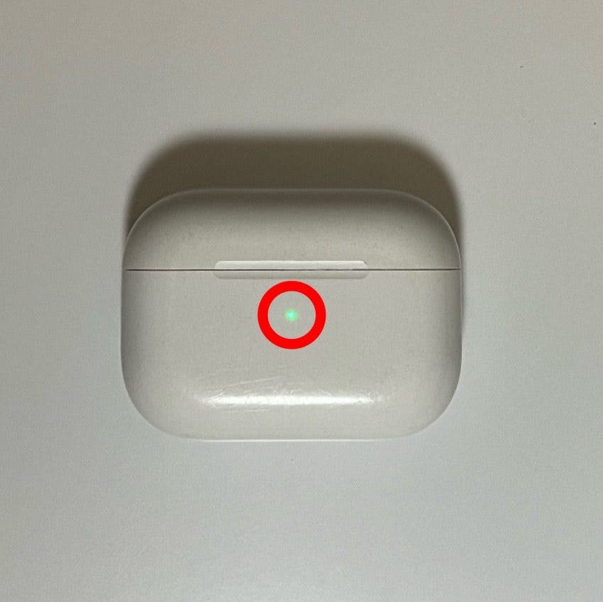 Chargez complètement le boîtier de charge AirPods - ne peut pas entendre de l'oreille gauche