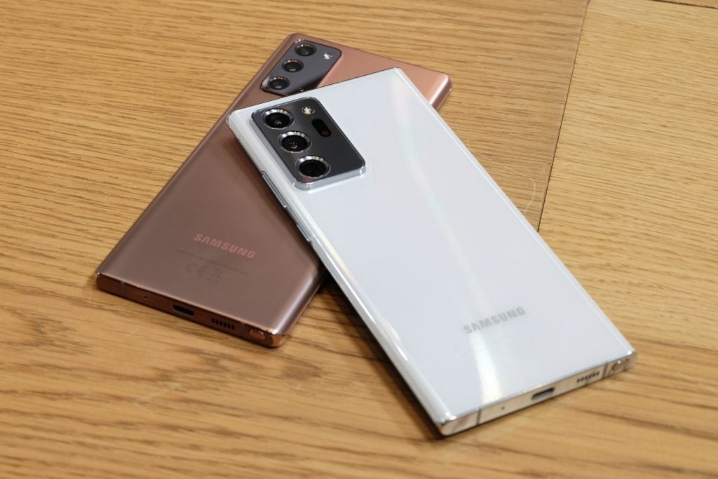 Un Samsung Galaxy Note 20 et un Note 20 Ultra pos&eacute;s sur une table face &agrave; l'arri&egrave;re, vue du panneau arri&egrave;re