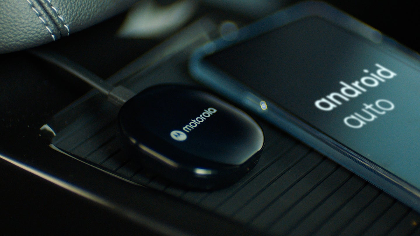 Le dongle Motorola MA1 aide les voitures Android Auto a
