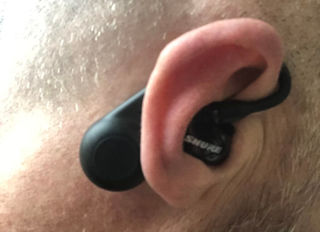 Shure AONIC 215 TW2 porté par le testeur