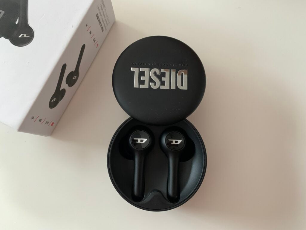 Écouteurs Diesel True Wireless à l'intérieur de l'étui de chargement