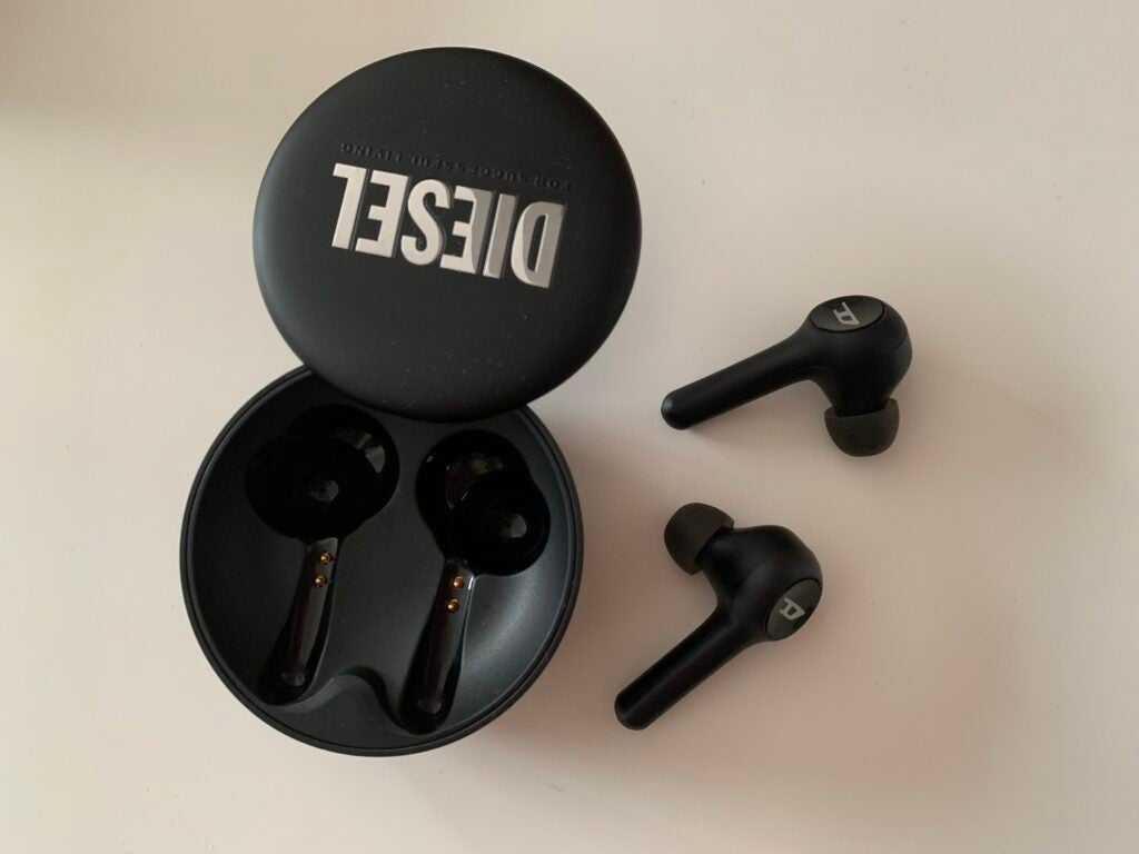 Écouteurs Diesel True Wireless sur table