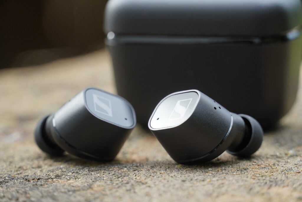 Sennheiser CX Plus True Wireless devant le boîtier