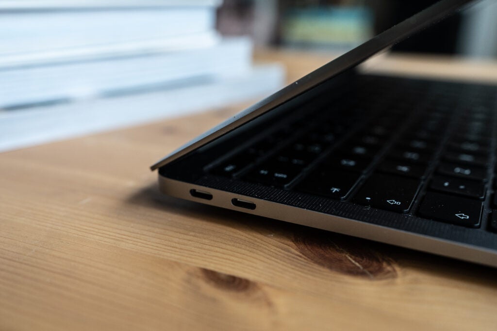 Image en gros plan de la section des ports d'un Macbook Air M1 gris argenté sur le bord gauche