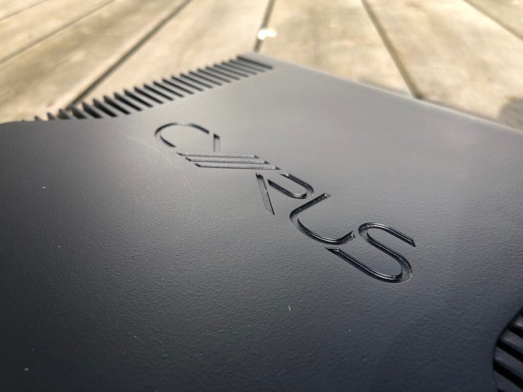 plaque supérieure et logo de la marque de l'amplificateur Cyrus i9-XR
