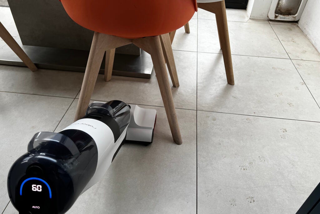 Roborock Dyad nettoyant sous une chaise