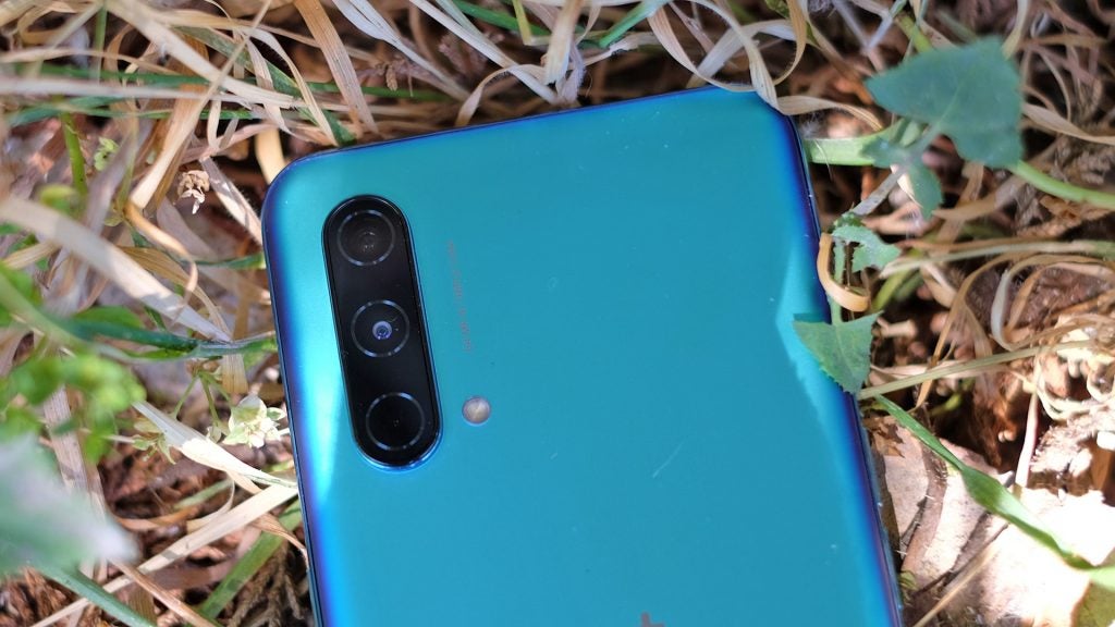 Vue arrière de la moitié supérieure d'un One Plus Nord CE 5G 5 bleu posé à l'envers sur le mur