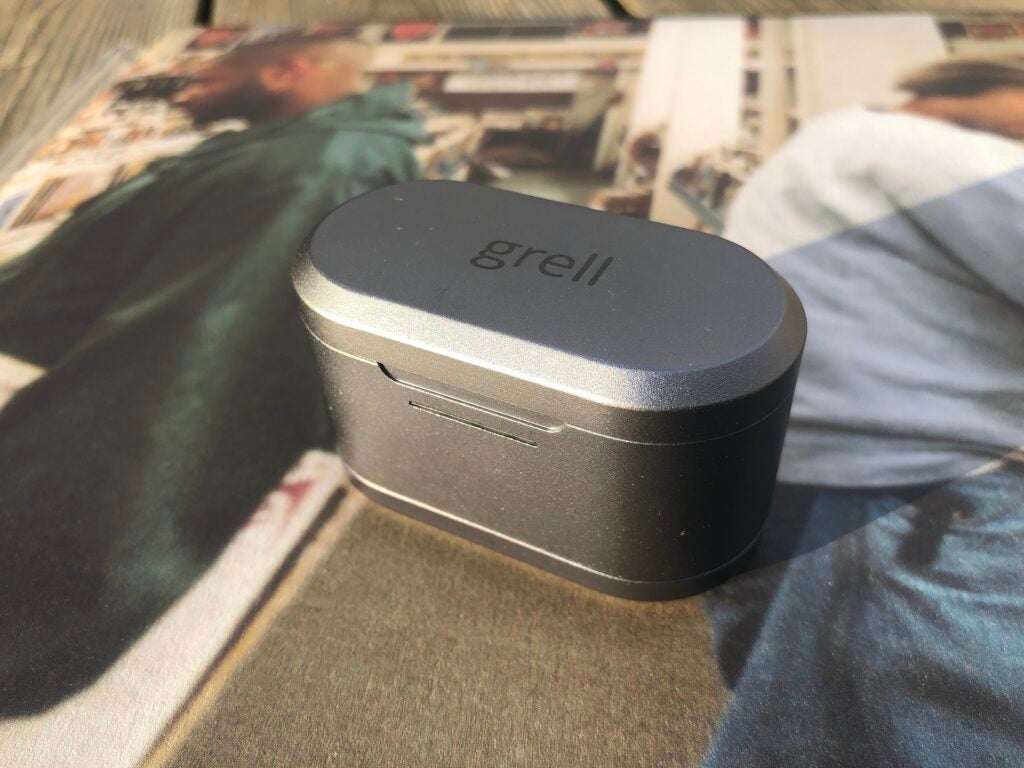 Le boîtier de charge Grell TWS1 sous un angle différent