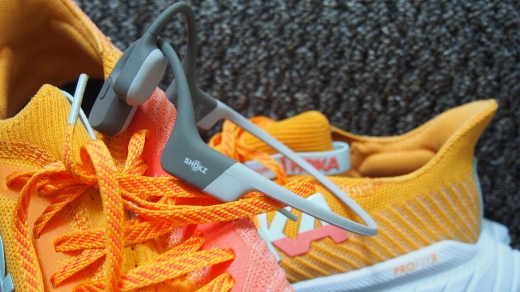 Shokz Openrun ligoté avec des lacets d'entraînement