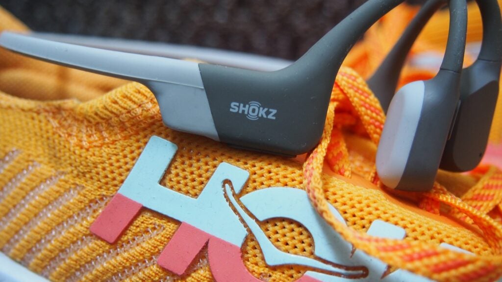 Shokz Openrun gros plan du logo