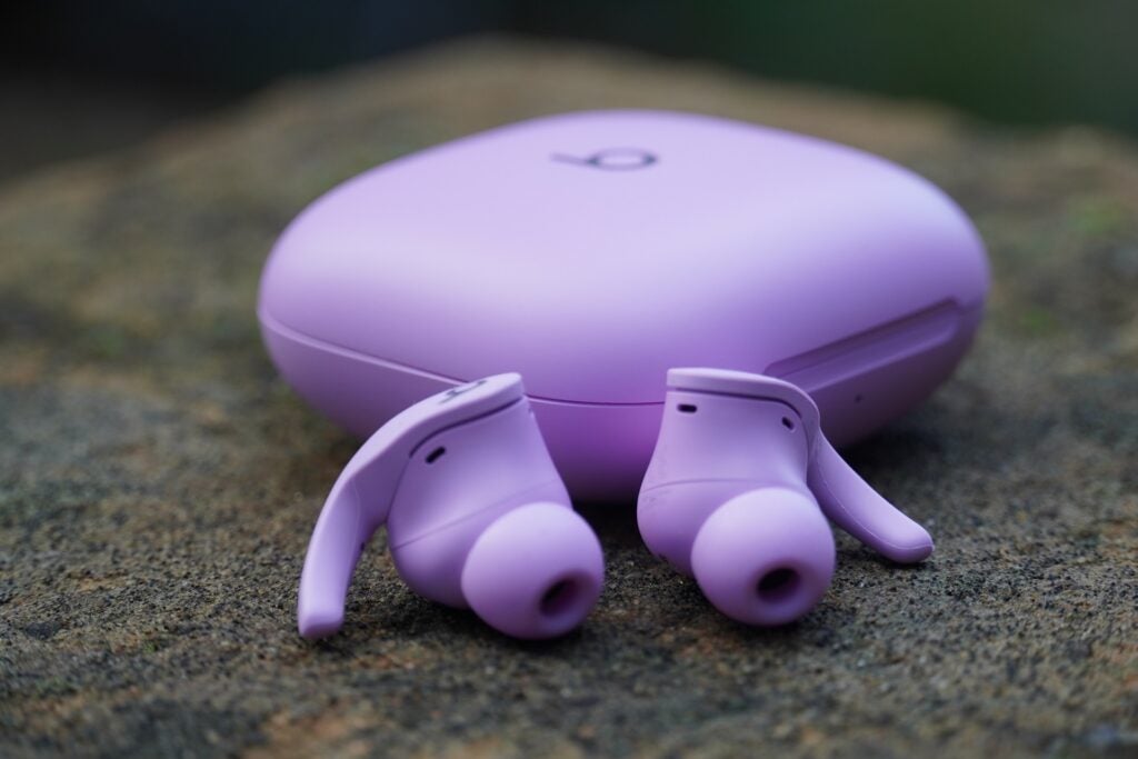 Écouteurs Beats Fit Pro devant le boîtier