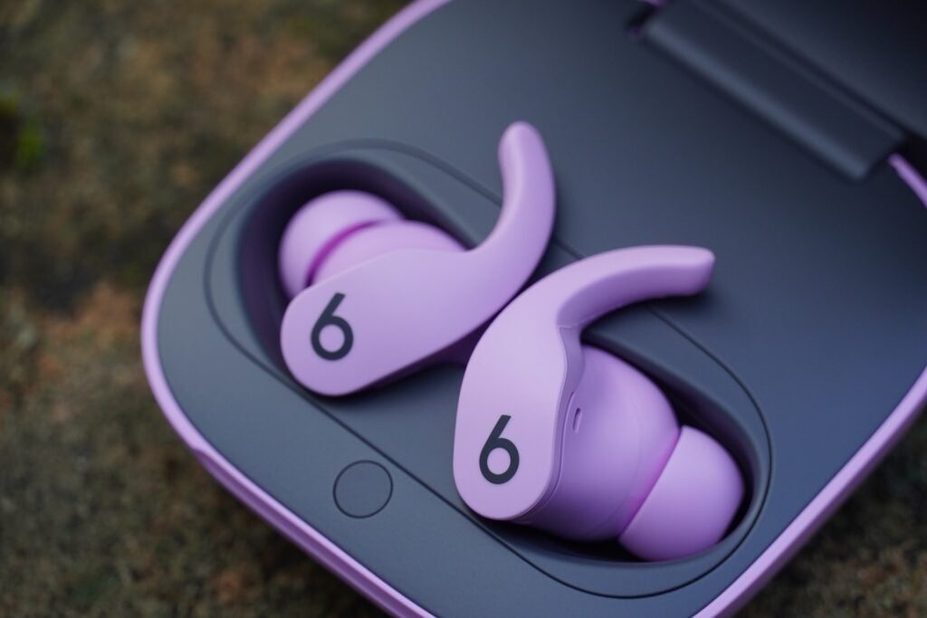 Beats Fit Pro niché dans un étui de chargement