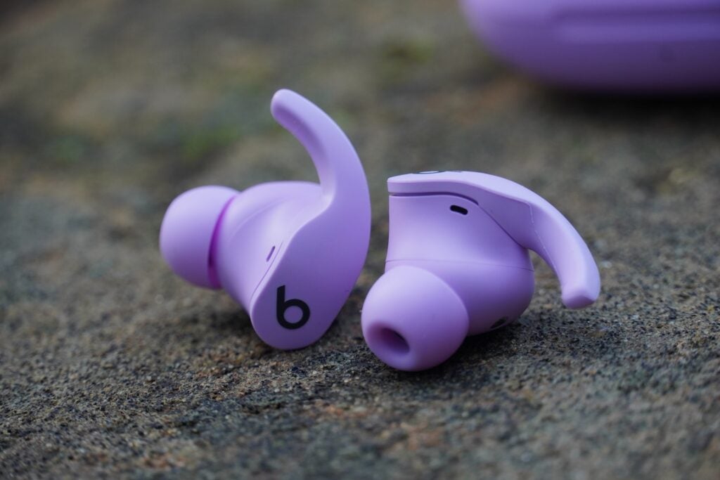 Beats Fit Pro gros plan sur un rocher