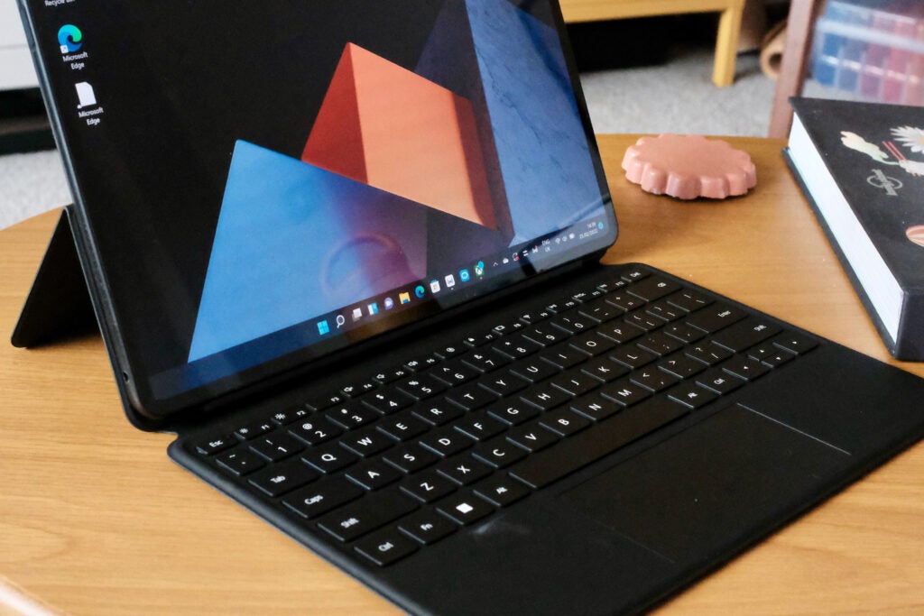 huawei matebook e 2 incliné avec écran allumé