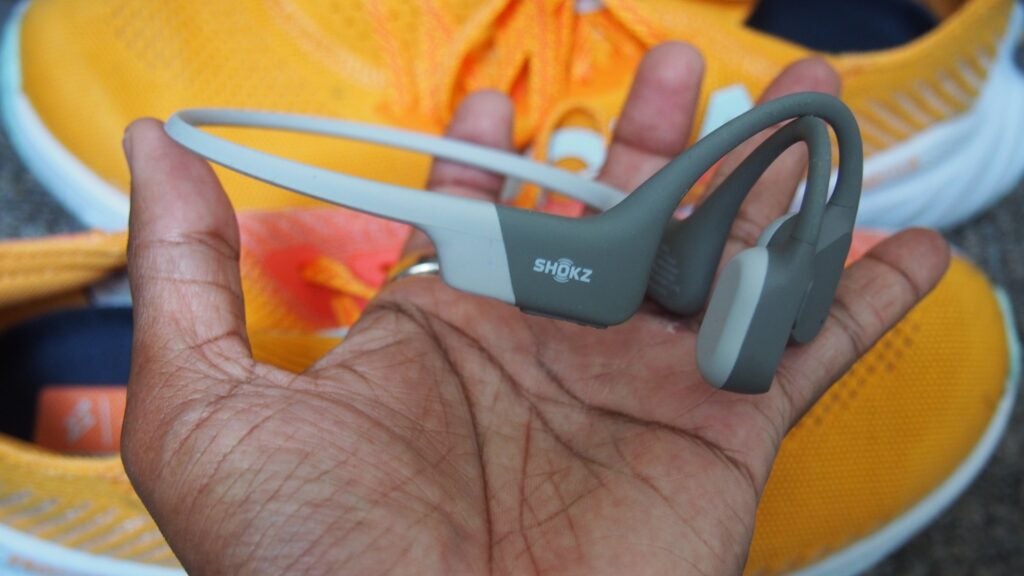 Shokz Openrun tenu dans la main