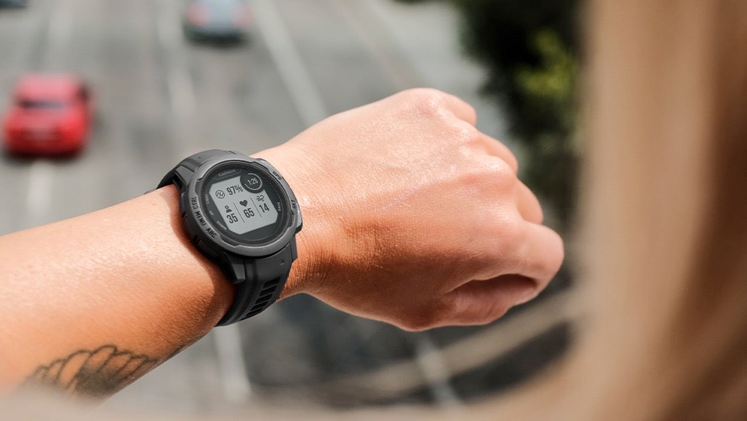 Garmin Instinct 2 ajoute une autonomie illimitee et des options