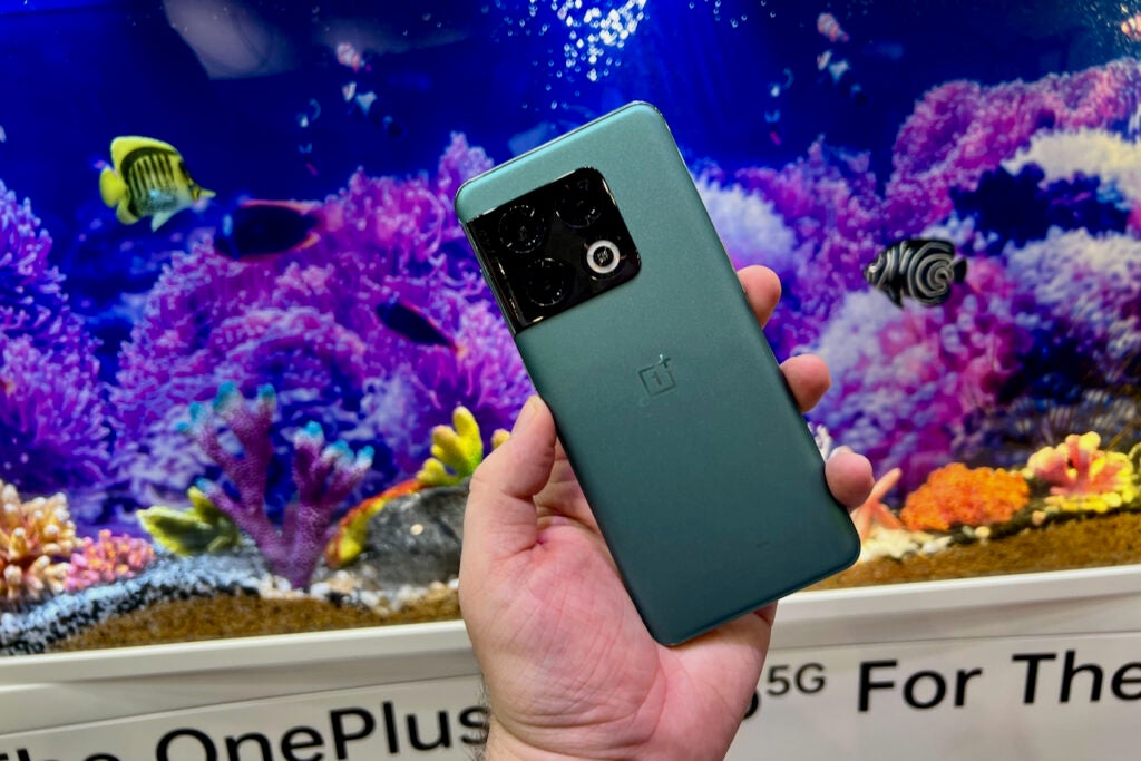 Tenir le OnePlus 10 Pro vert
