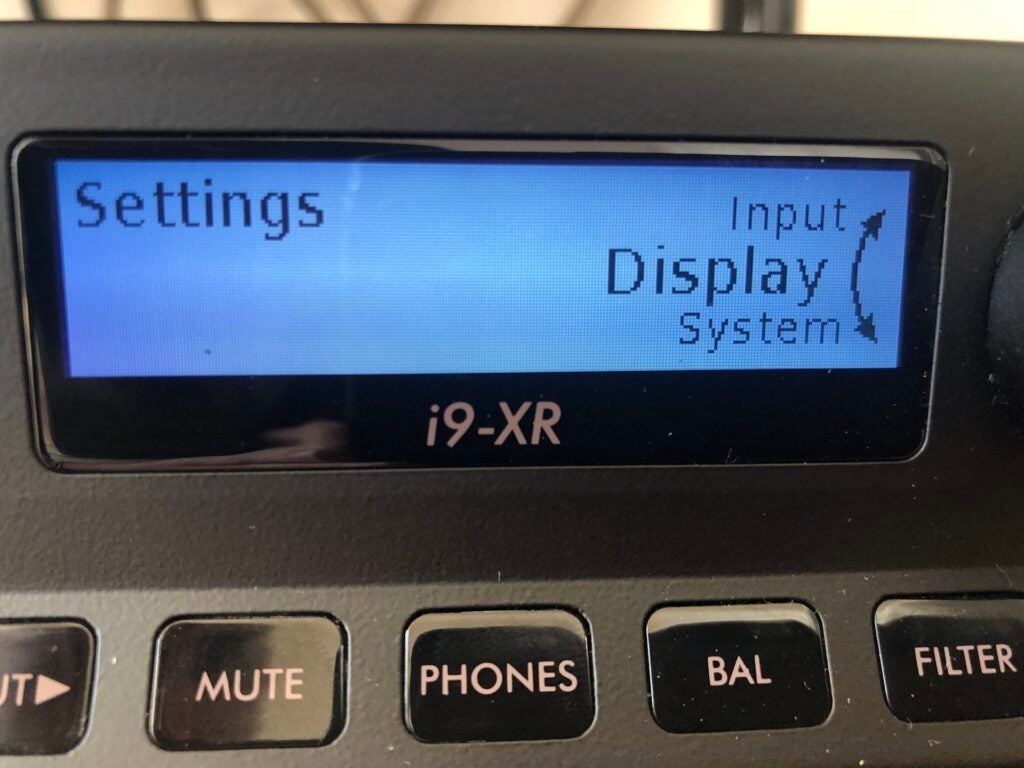 écran d'affichage sur l'amplificateur Cyrus i9-XR