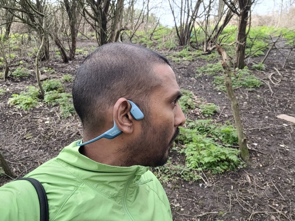 Shokz OpenRun Pro porté par l'examinateur