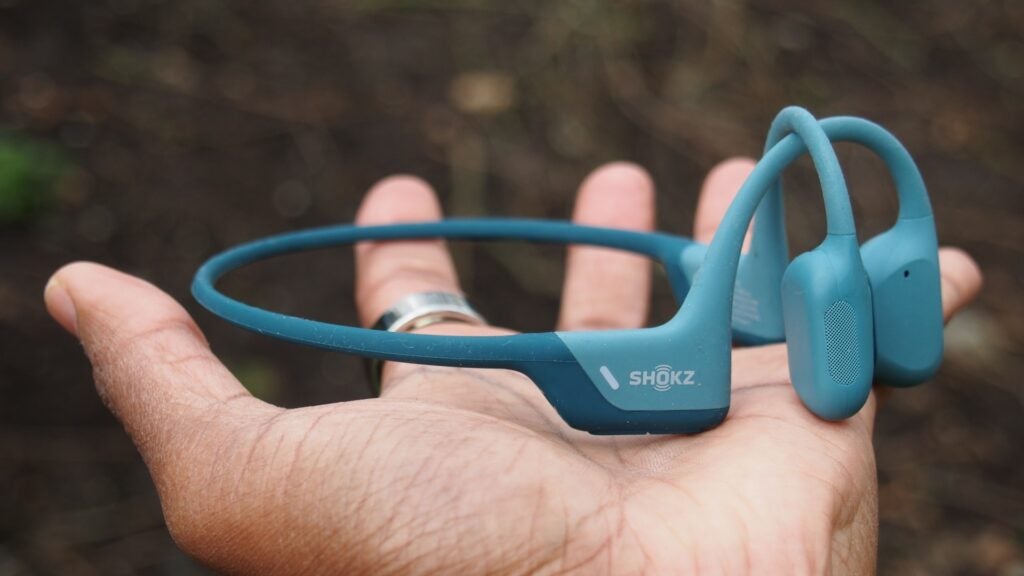 Shokz Openrun Pro tenu en main