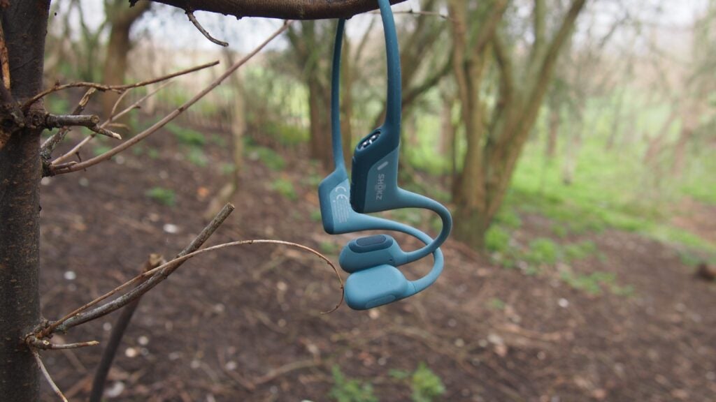 Casque Shokz OpenRun Pro suspendu à un arbre