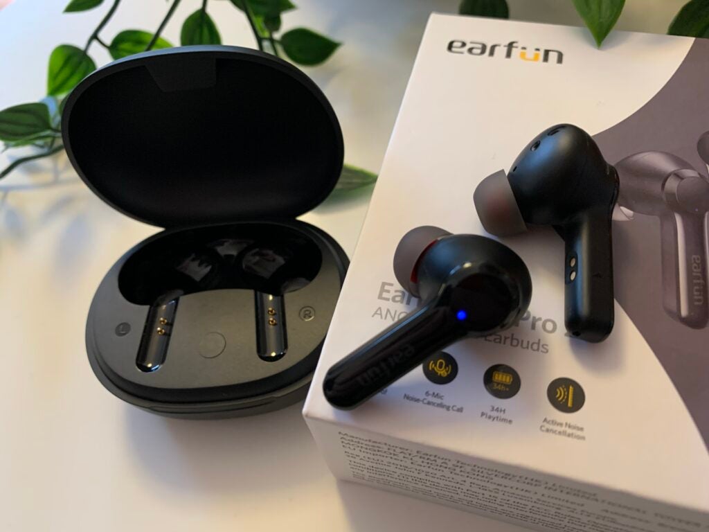 Gros plan sur EarFun Air Pro 2