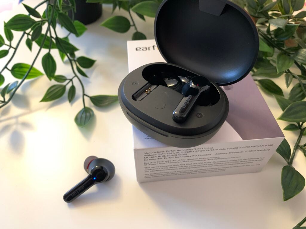 EarFun Air Pro 2 un hors du boîtier 2