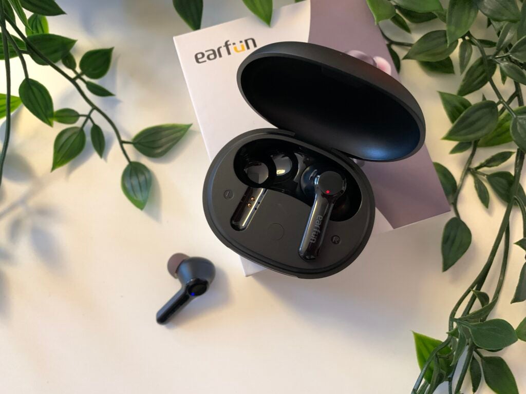 EarFun Air Pro 2 un hors du boîtier
