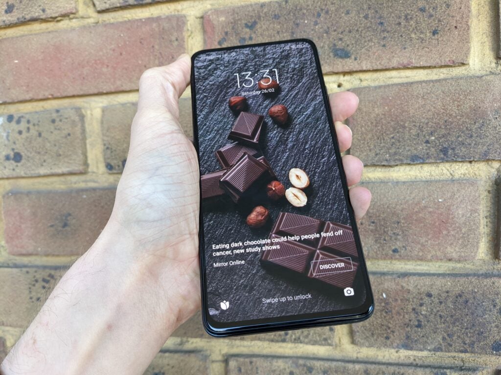 Écran Poco X4 Pro contre un mur