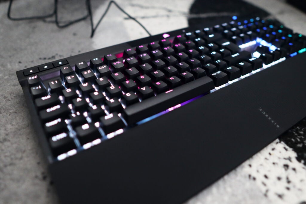 Le repose-poignet et les touches du Corsair K70 RGB Pro