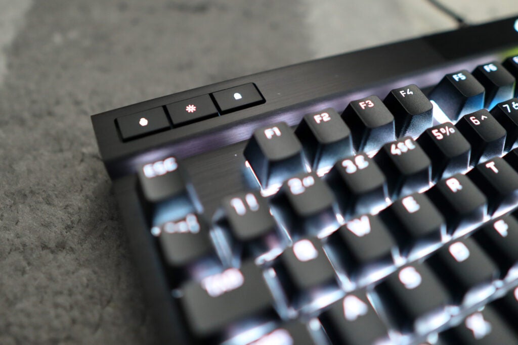 Les boutons en haut à gauche du Corsair K70 RGB Pro