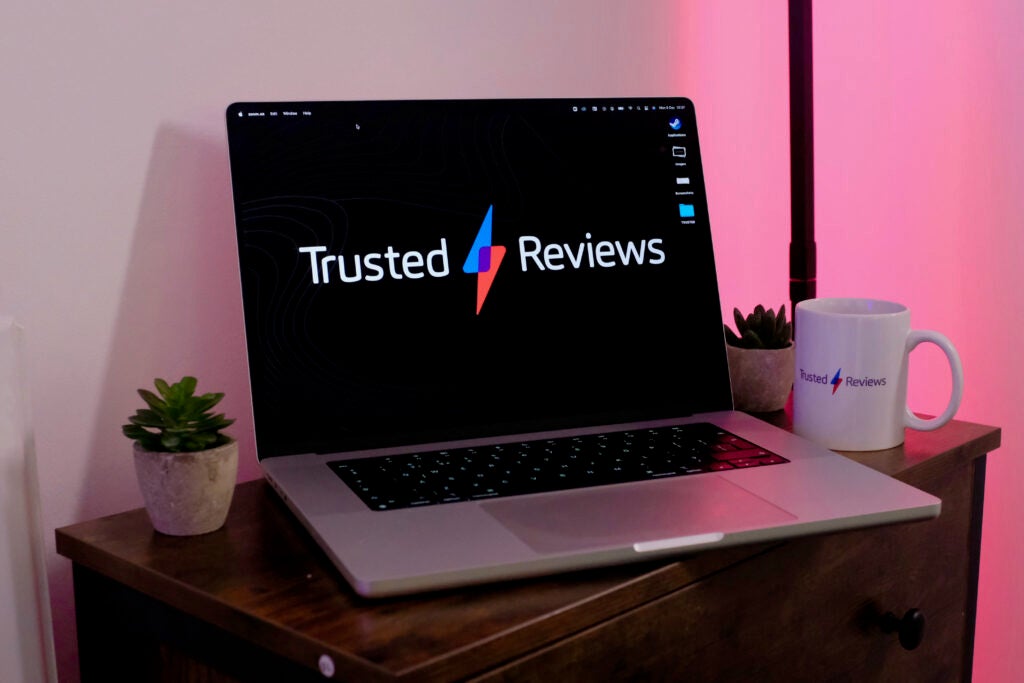MacBook Pro M1 Pro 16 pouces avant avec écran allumé