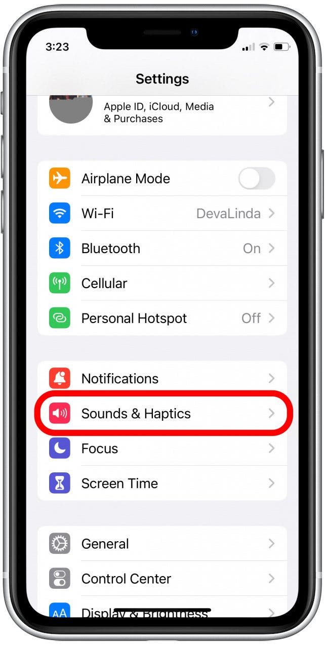Appuyez sur Sons et haptiques. Voici comment configurer l'iPhone pour qu'il vibre.